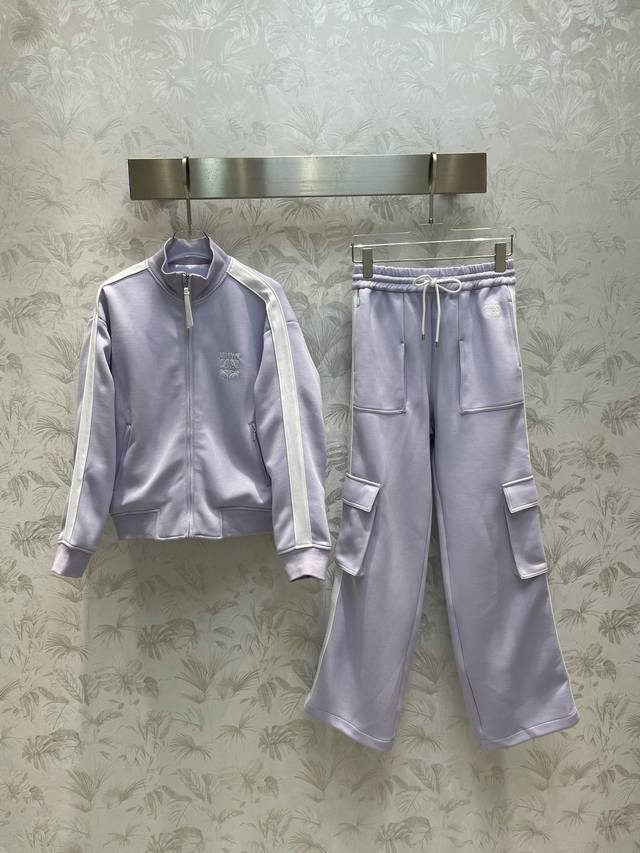 Lw 24春夏 淡紫色运动套装 休闲运动全兼备 夹克外套搭配阔腿长裤 版型非常不挑人 颜色也是超显白 撞色的白条彰显线条感 品牌的标配刺绣点缀其间 面料也是有弹